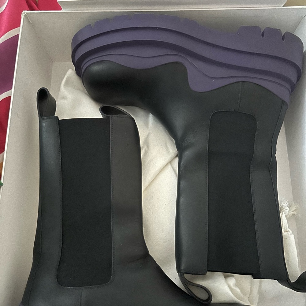 Bottega Veneta Tire Chelsea Boots - Picture 2 of 2